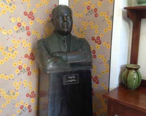 Bialik House -Bust&wallpaper