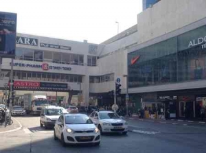 Dizengoff Center -outer with cabs-Tel Aviv