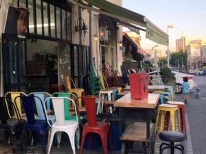 jaffafleamarket-coloredchairs